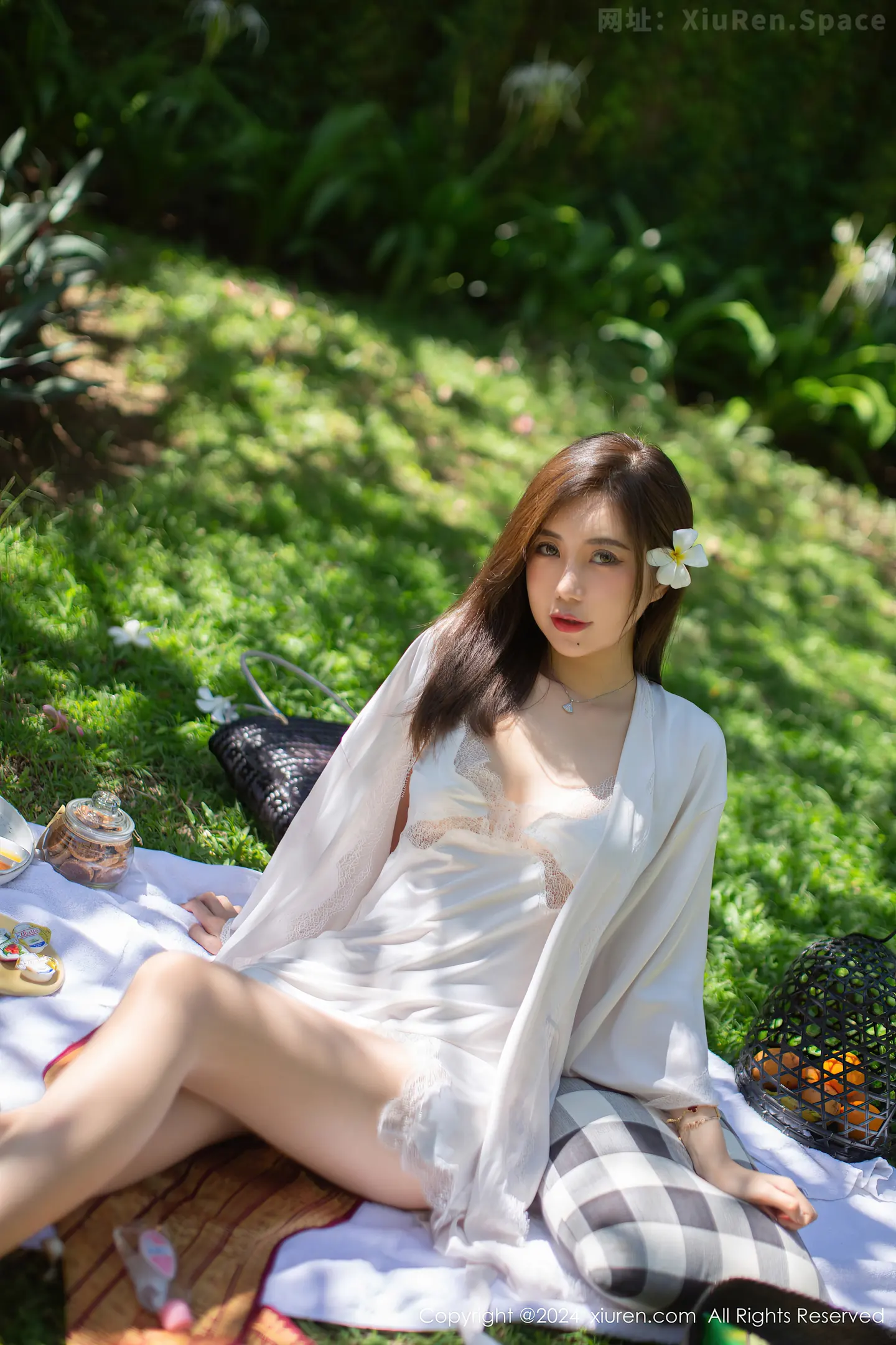 图片[3]-[XiuRen秀人网]VOL.8256 女神绮里嘉ula户外性感白色吊带裙配超薄肉丝秀惹火身材诱惑写真75P-秀人网官方网站